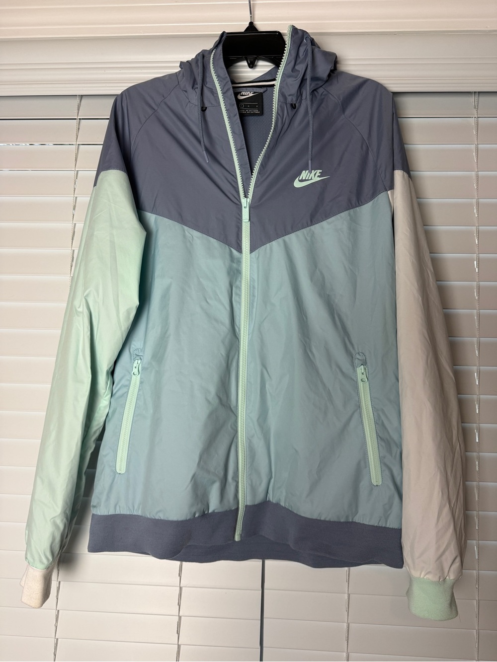 Nike Colorblock Hooded Windbreaker Jacket in Mint, Gray & Light Cream